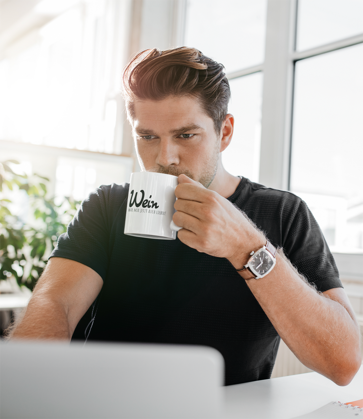 Mann mit Spruchtasse im Büro